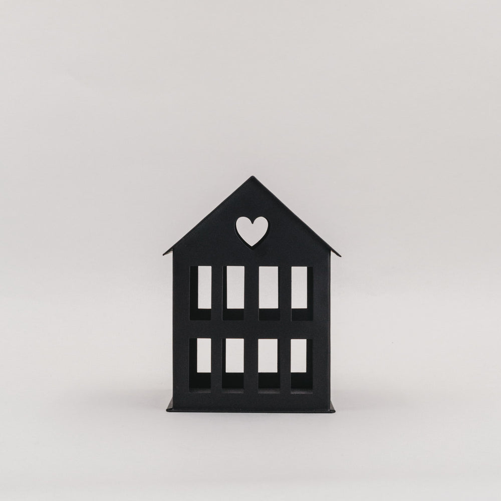 Metallhaus klein Schwarz mit Herz-Ausschnitt im Dach, schlichtes Dekoelement im modernen Stil.