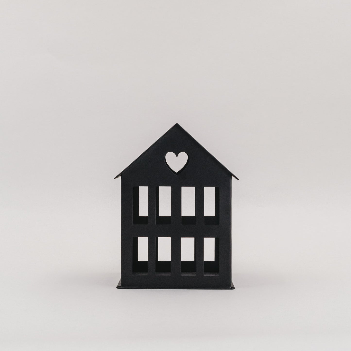 Metallhaus klein Schwarz mit Herz-Ausschnitt im Dach, schlichtes Dekoelement im modernen Stil.
