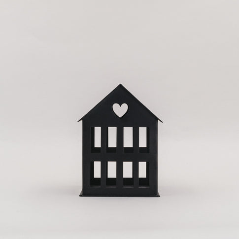 Metallhaus klein Schwarz mit Herz-Ausschnitt im Dach, schlichtes Dekoelement im modernen Stil.