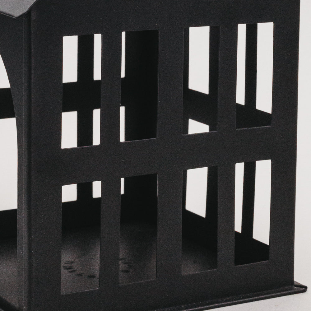 Nahaufnahme der Fensterstruktur des schwarzen Metallhauses – minimalistisches, edles Dekoelement.