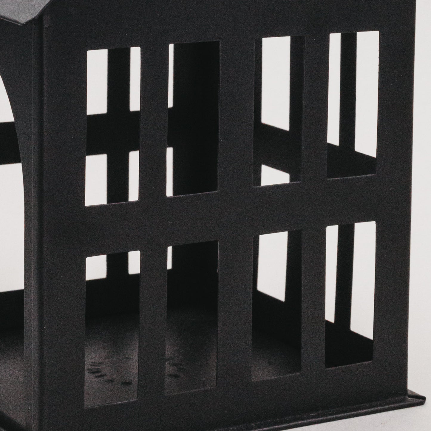 Nahaufnahme der Fensterstruktur des schwarzen Metallhauses – minimalistisches, edles Dekoelement.