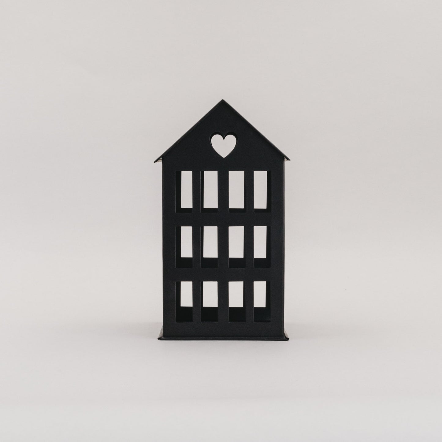 Metallhaus Mittel Schwarz mit Herz-Ausschnitt im Dach, schlichtes Design für Kerzen und Lichter.
