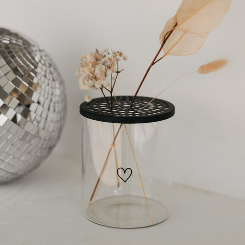 Schwarzer Blumenhalter-Deckel mit Trockenblumen im Glas – elegant dekoriert neben Discokugel