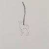 Silberner Rehnhänger aus Metall mit schwarzer Kordel auf hellem Hintergrund, minimalistisch arrangiert.