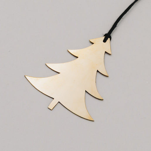 Detailaufnahme von goldener Metalltanne mit schwarzer Schnur, zeigt reflektierende Oberfläche.