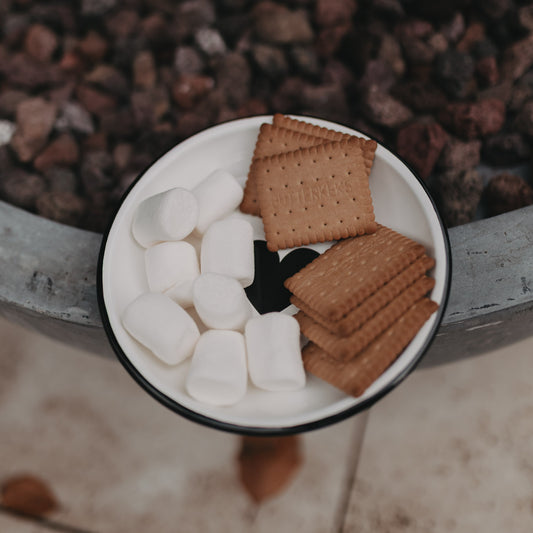 Emaille Frühstücksteller Herz mit süßen Snacks am Feuer – perfekt für Camping, Garten oder Picknick.