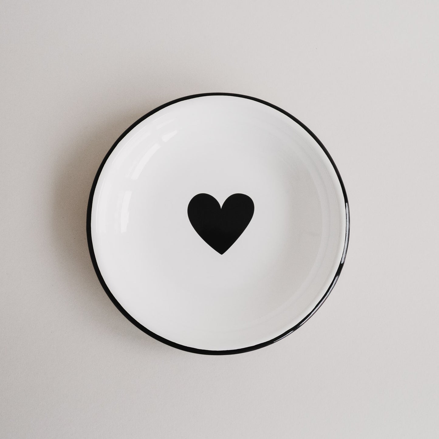 Emaille Frühstücksteller Herz in Off-White mit schwarzem Herzmotiv – minimalistisches Design von Eulenschnitt.