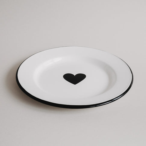 Emaille Speiseteller Herz in Off-White mit schwarzem Herzmotiv – stilvolles, minimalistisches Design.