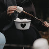 Emaille Schale Herz mit Marshmallows auf dem Schoß, beim Rösten am Lagerfeuer – stimmungsvoll und robust.