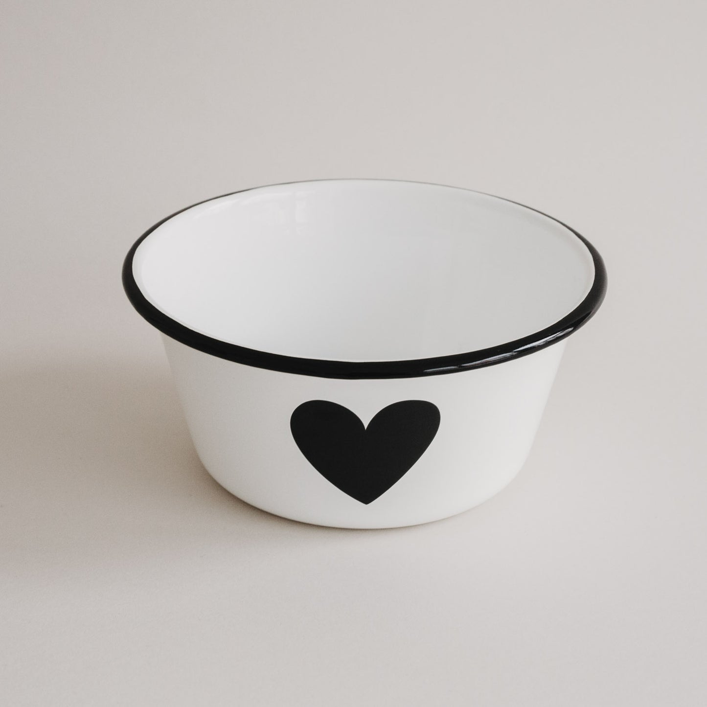 Emaille Schale Herz in Off-White mit schwarzem Herzmotiv – minimalistisches Design von Eulenschnitt.