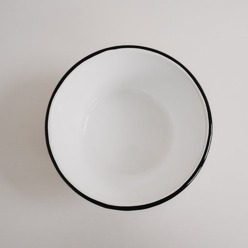 Emaille Schale Herz von oben fotografiert – schlichtes Off-White Design mit schwarzem Rand.