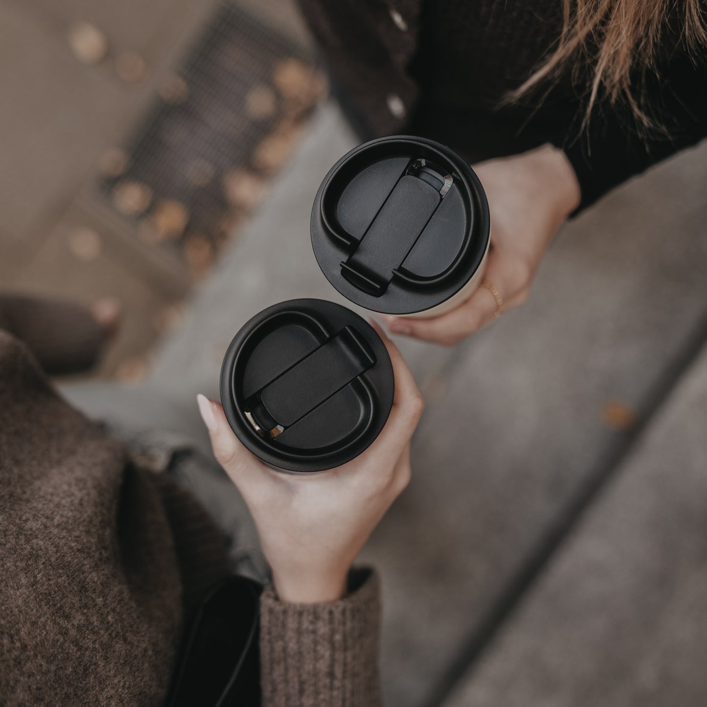 Zwei To-go Becher mit Deckel von oben fotografiert, minimalistisch und praktisch.