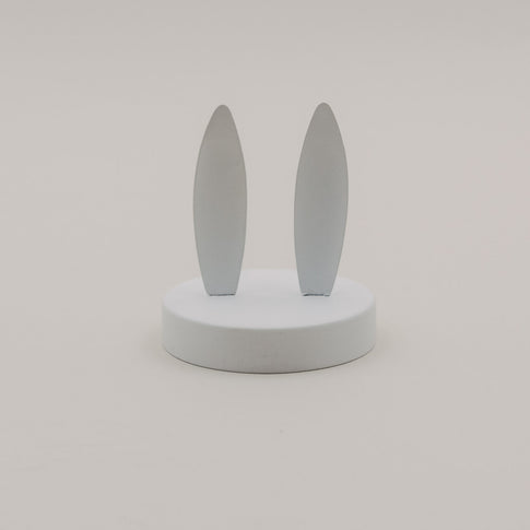 Weißer Metalldeckel mit zwei Hasenohren als dekorativer Aufsatz für Gläser.