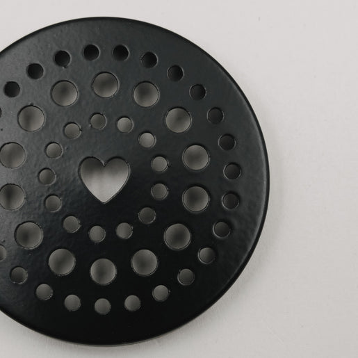 Detailaufnahme des schwarzen Lochdeckels mit Herz-Ausschnitt für den Mini-Blumenhalter von Eulenschnitt.