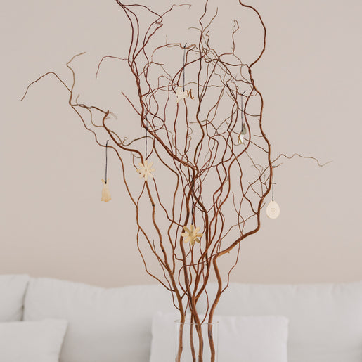 Metallanhänger in Gold am Dekoast – Osterdeko aus Metall im 6er-Set.