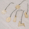 Sechsteiliges Set goldener Metallanhänger – Blumen und Hasen für Osterdeko.