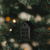 Schwarzer Hausanhänger aus Metall mit Herzdetail als Weihnachtsbaumschmuck am Tannenbaum