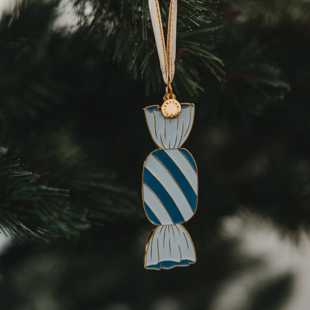 Christbaumschmuck Bonbon blau-weiß gestreift, goldene Details, am Weihnachtsbaum