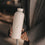 Trinkflasche Herz in Creme mit 500 ml Fassungsvermögen und geprägtem Herzmotiv in der Hand einer Frau