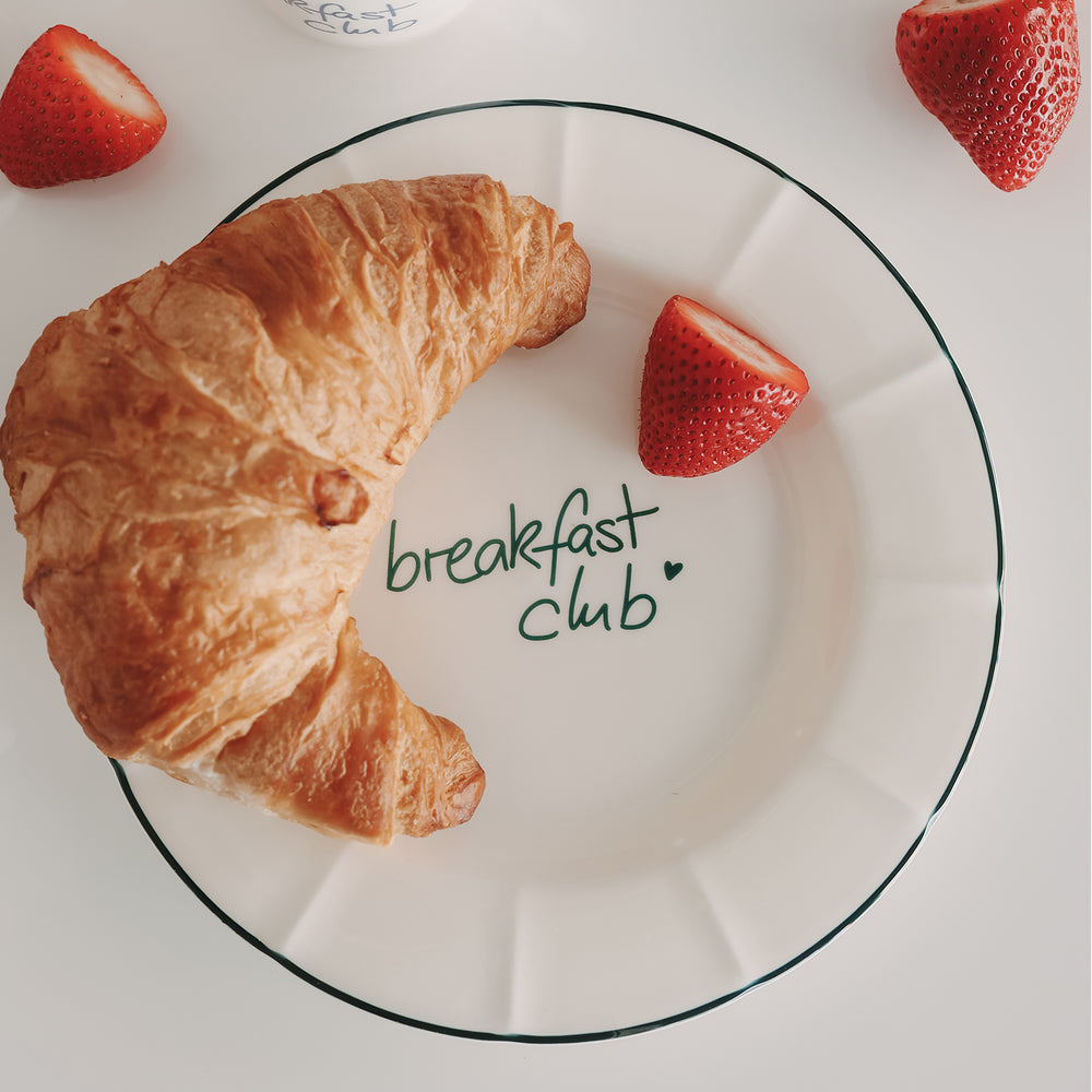 Frühstücksteller „breakfast club“ in Grün mit feinem Wellenrand – stilvoll angerichtet mit Croissant und frischer Erdbeere