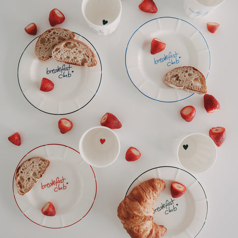 Frühstücksteller „breakfast club“ in verschiedenen Farben – harmonisch kombiniert für eine liebevolle Frühstückstafel