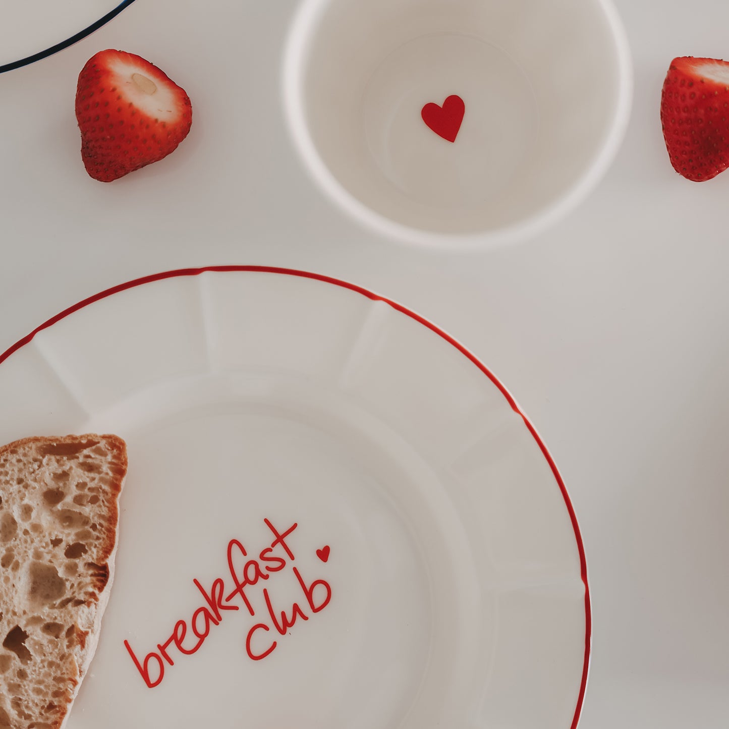 Frühstücksteller „breakfast club“ in Rot mit Wellenrand – liebevolles Detail mit Erdbeeren