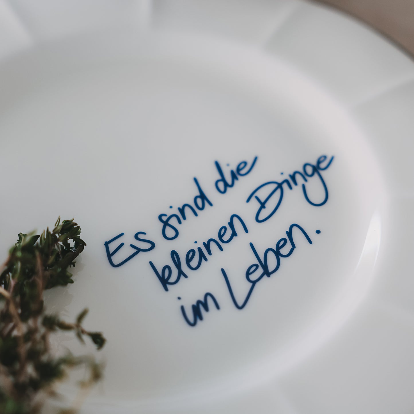 Detailansicht Speiseteller „Es sind die kleinen Dinge im Leben“ – handgeschriebener Schriftzug in Dunkelblau