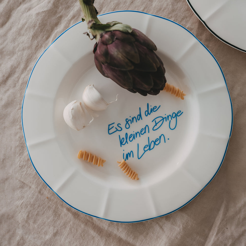 Speiseteller „Es sind die kleinen Dinge im Leben“ in Hellblau – stilvoll inszeniert mit mediterranen Zutaten