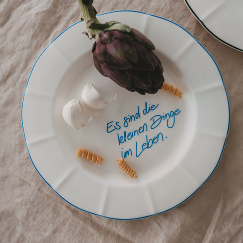 Speiseteller „Es sind die kleinen Dinge im Leben“ in Hellblau – stilvoll inszeniert mit mediterranen Zutaten
