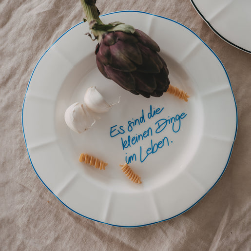 Speiseteller „Es sind die kleinen Dinge im Leben“ in Hellblau – stilvoll inszeniert mit mediterranen Zutaten