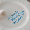 Detailansicht Speiseteller „Es sind die kleinen Dinge im Leben“ – Schriftzug in Hellblau