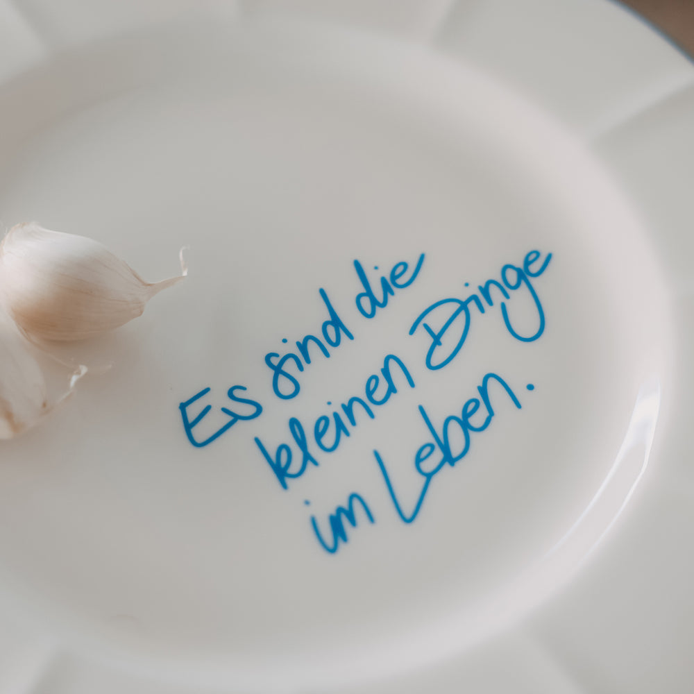 Detailansicht Speiseteller „Es sind die kleinen Dinge im Leben“ – Schriftzug in Hellblau