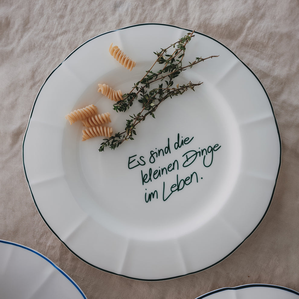 Speiseteller „Es sind die kleinen Dinge im Leben“ in Grün – dekoriert mit Kräutern und Pasta