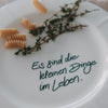 Detailansicht Speiseteller „Es sind die kleinen Dinge im Leben“ – Schriftzug in Grün
