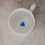 Draufsicht in die Tasse – innen ein kleines hellblaues Herz am Boden.