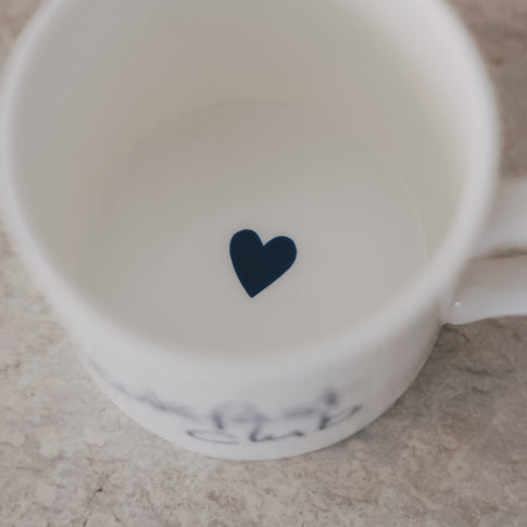Innenseite der Tasse mit kleinem dunkelblauen Herz in der Mitte