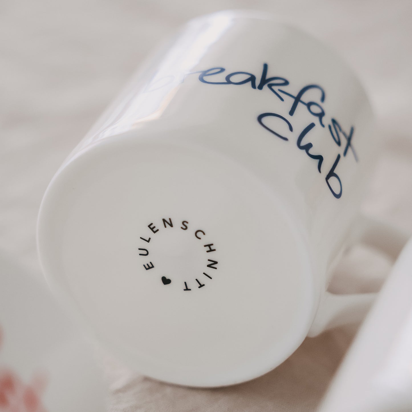 Unterseite der Tasse mit Logo „Eulenschnitt“ und kleinem Herz am Boden