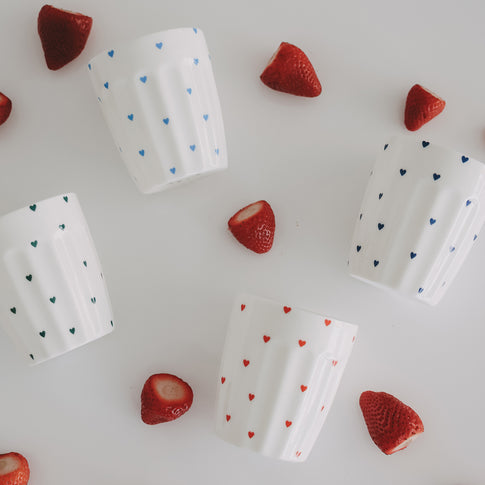Verschiedene Herzbecher mit Erdbeeren, dekorative Flatlay Aufnahme