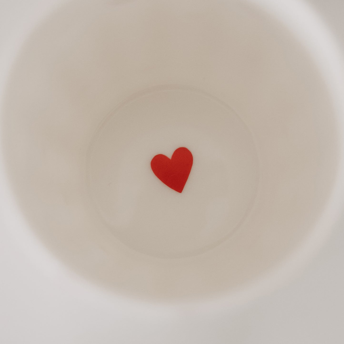 Innenansicht Becher mit rotem Herz am Boden, schlichtes weißes Keramikdesign