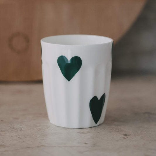 Weißer Keramikbecher mit großem grünem Herz, schlichtes modernes Design