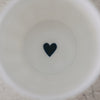 Innenansicht Keramikbecher mit kleinem Herzmotiv am Boden