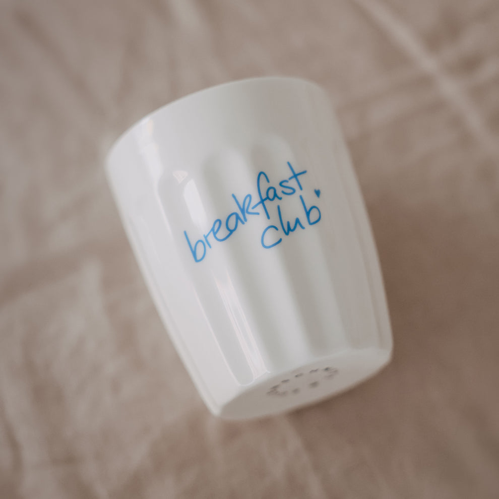 Weißer Keramikbecher „breakfast club“ in Blau, schlichtes Design