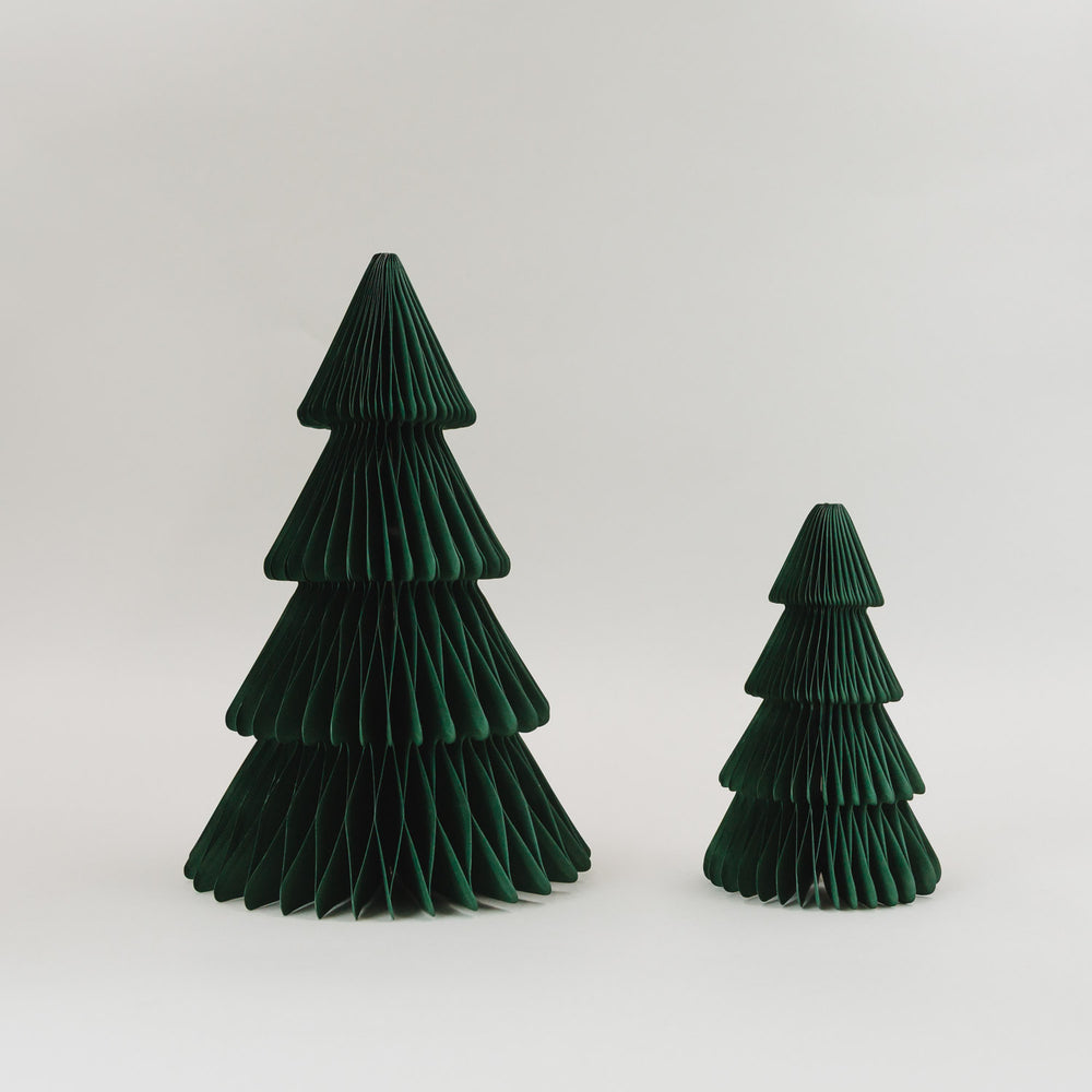 Dunkelgrüne Papiertannen im 2er Set mit Wabenoptik – stilvolle und nachhaltige Deko für Advent, Weihnachten und Winterzeit.