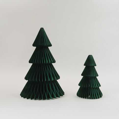Dunkelgrüne Papiertannen im 2er Set mit Wabenoptik – stilvolle und nachhaltige Deko für Advent, Weihnachten und Winterzeit.
