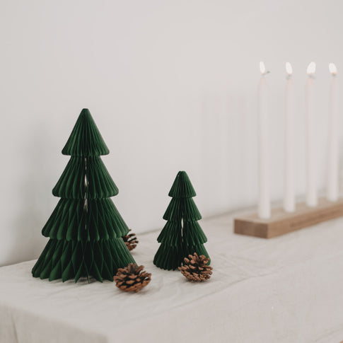 Papiertannen 2er Set Dunkelgrün auf festlicher Tafel – stilvolle Weihnachtsdeko mit Wabenstruktur und natürlichen Details.