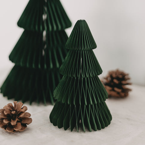 Kleine Papiertanne in Dunkelgrün mit Wabenoptik, dekoriert mit Tannenzapfen – festliche Weihnachtsdeko im 2er Set.