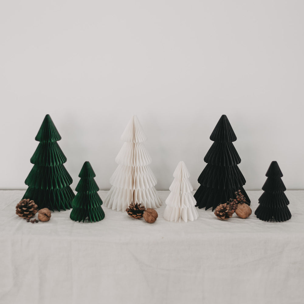 Dekorative Papiertannen in Dunkelgrün, Natur und Schwarz – nachhaltige Weihnachtsdeko im stilvollen 2er Set mit Wabenoptik.