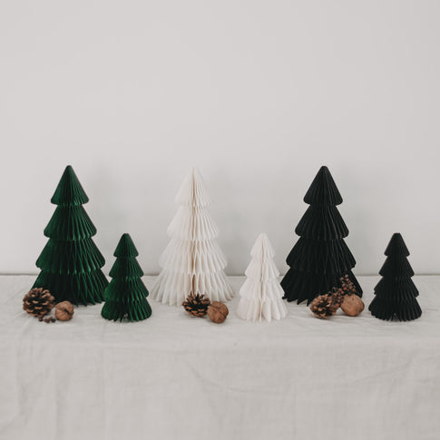 Dekorative Papiertannen in Dunkelgrün, Natur und Schwarz – nachhaltige Weihnachtsdeko im stilvollen 2er Set mit Wabenoptik.