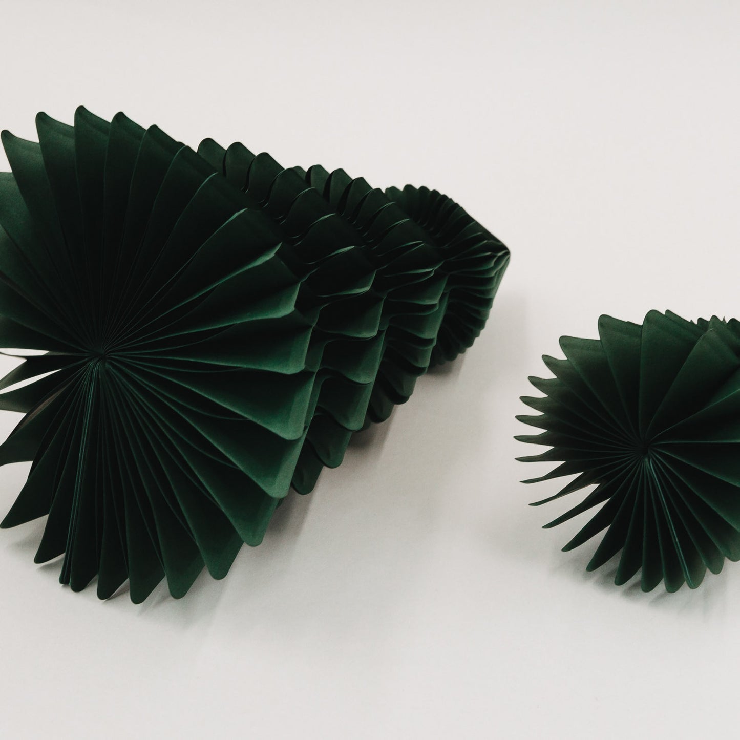 Papiertannen 2er Set dunkelgrün in feiner Wabenoptik, liegend aufgefächert, ideal zur weihnachtlichen Dekoration.