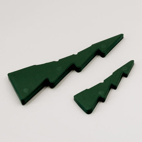 Flach gefaltete Papiertannen in Tannenbaumform – 2er Set dunkelgrün, platzsparend und mit Magnetverschluss versehen.